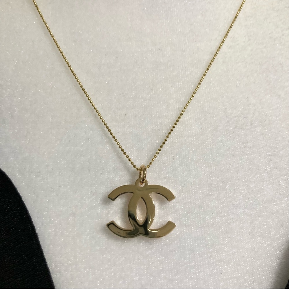 CHANEL Charm and 18k Gold Necklace CC Gold Holiday 2023 - Picture 8 of 9